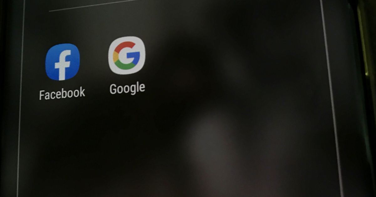 Австралия приняла закон, который заставляет Google и Facebook платить за новости