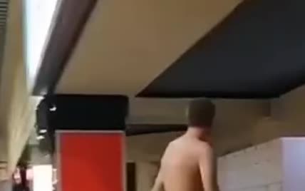 В Мариуполе мужчина разгуливал голышом посреди торгового центра