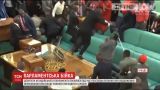 Угандийские парламентарии устроили массовую драку во время обсуждения законопроекта