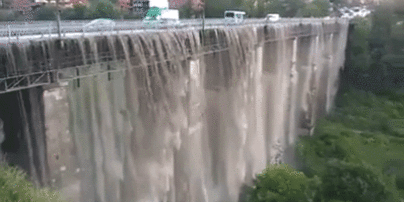 У Кам'янці-Подільському після зливи міст перетворився на водоспад