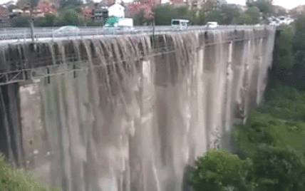 У Кам'янці-Подільському після зливи міст перетворився на водоспад