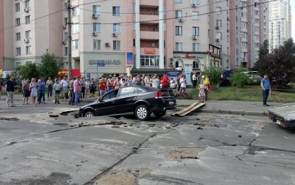 В момент провалу авто у Києві на місці вже "працювали" комунальники