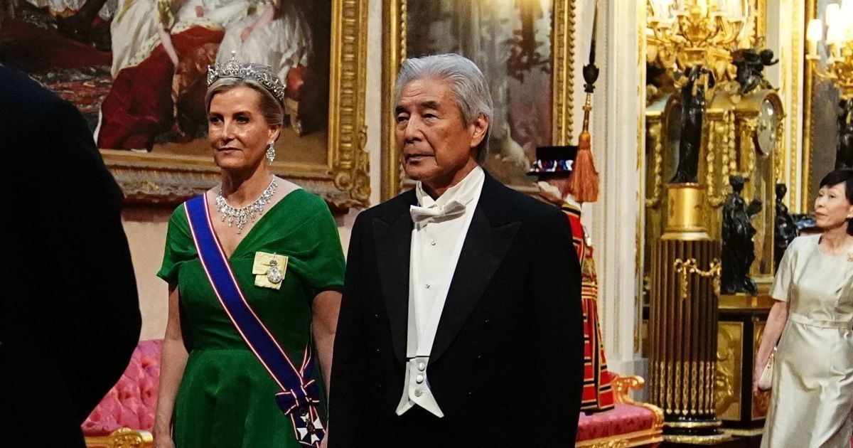 Герцогиня Единбурзька Софі на прийомі в Букінгемському палаці на честь імператора Нарухіто та імператриці Масако