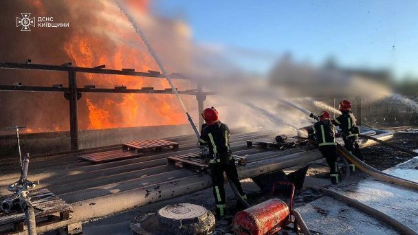 Спасатели продолжают тушить возгорание уже более 24 часов.