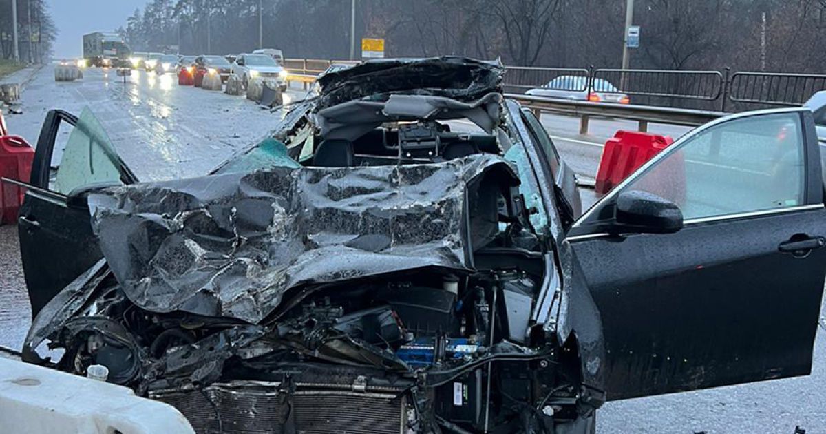 У Києві вантажівка розчавила легковик та врізалася в фуру: є загиблий і травмовані (фото)