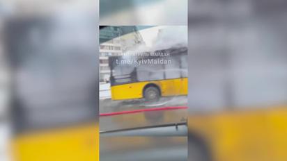 На Троещине в Киеве возле остановки сгорел троллейбус