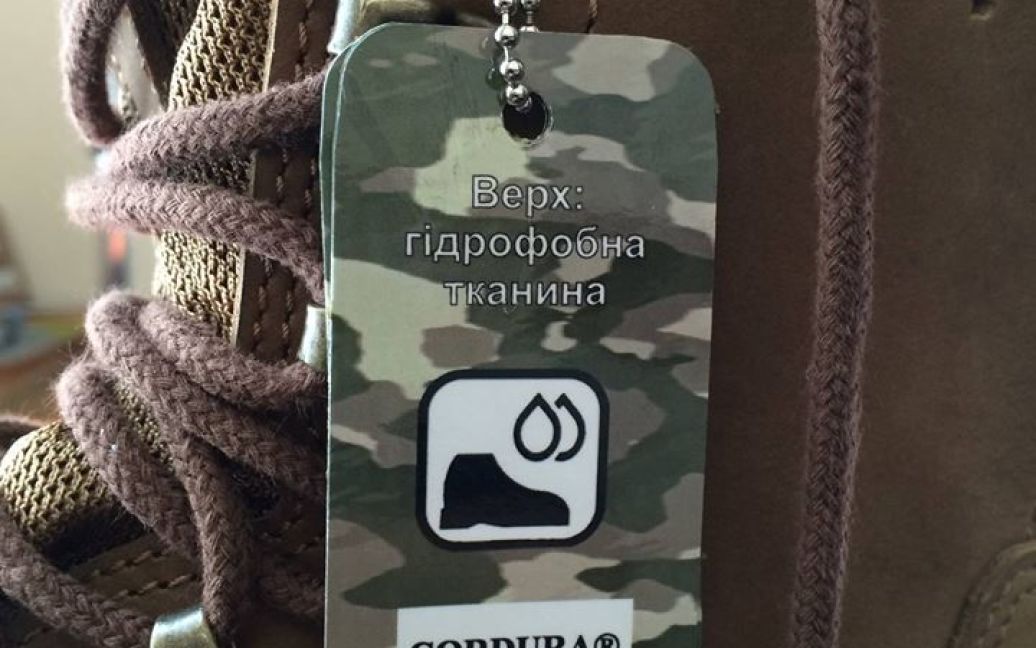 Бирюков утверждает, что не видел на производстве новых ботинок для армии китайских подделок / © Юрий Бирюков / Facebook