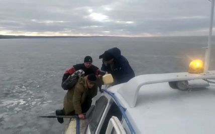 Дрейфували Каховським водосховищем: під Запоріжжям з криги зняли трьох рибалок