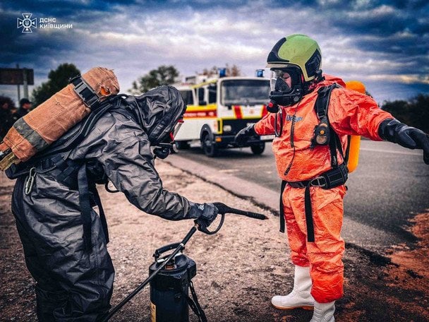 Ліквідація витоку азотної кислоти в Київській області / © ДСНС