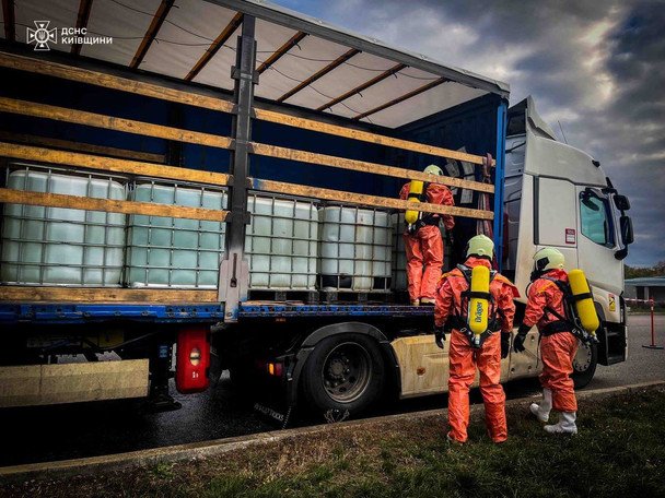 Ліквідація витоку азотної кислоти в Київській області / © ДСНС