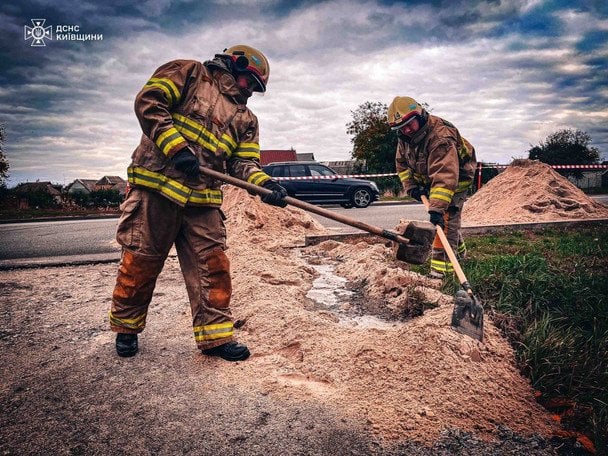 Ліквідація витоку азотної кислоти в Київській області / © ДСНС