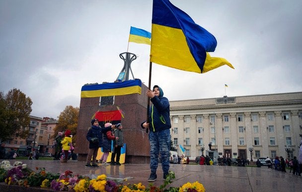 Дитина з прапором України у Херсоні / © Associated Press