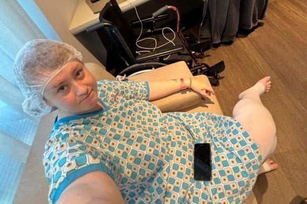 Жінка після операції зі зменшення грудей прокинулася без татуювань — фото