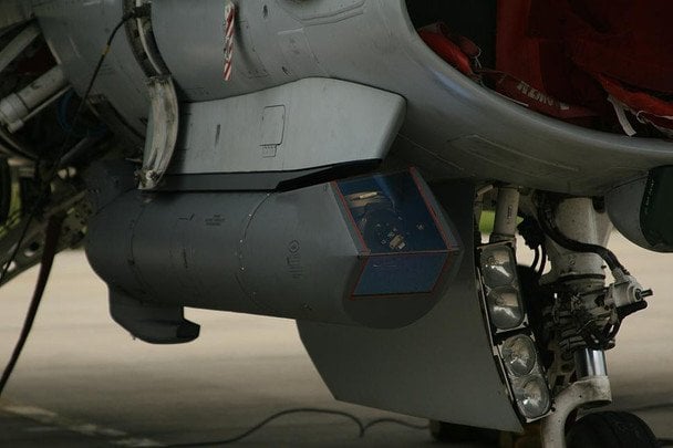 Контейнер AN/AAQ-33 Sniper Advanced Targeting Pod, установленный на F-16. Фото: из открытых источников