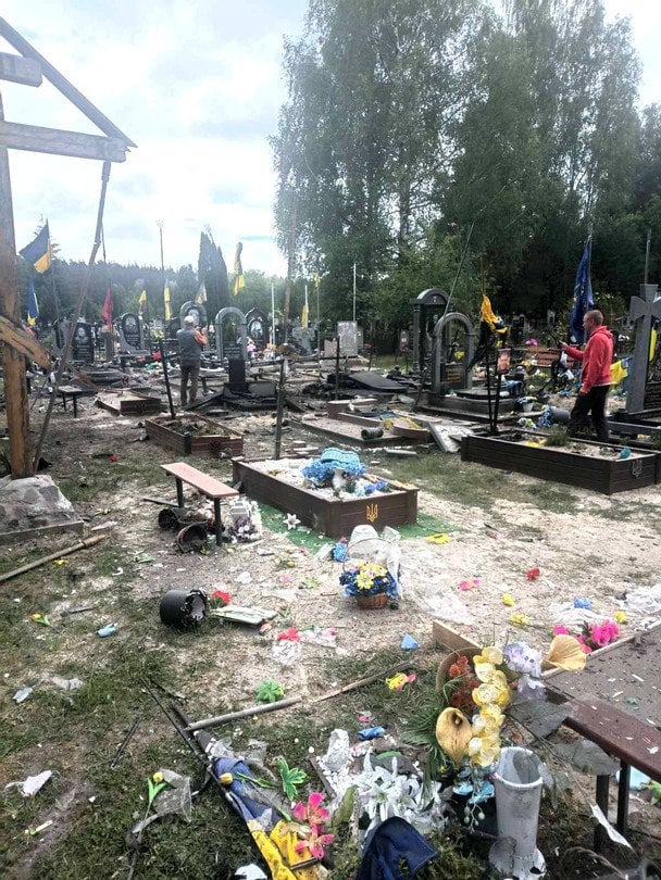 Під час удару на території кладовища перебувала 40-річна жінка Вона постраждала Фото Павло Мірошниченко