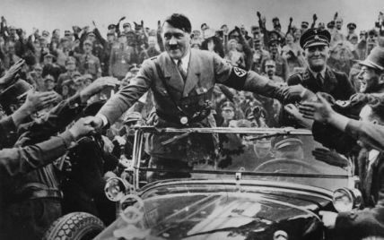В Великобритании на аукционе продали альбом с личными снимками Гитлера