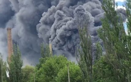 В Донецкой области российская авиация попала в завод стройматериалов (фото, видео)
