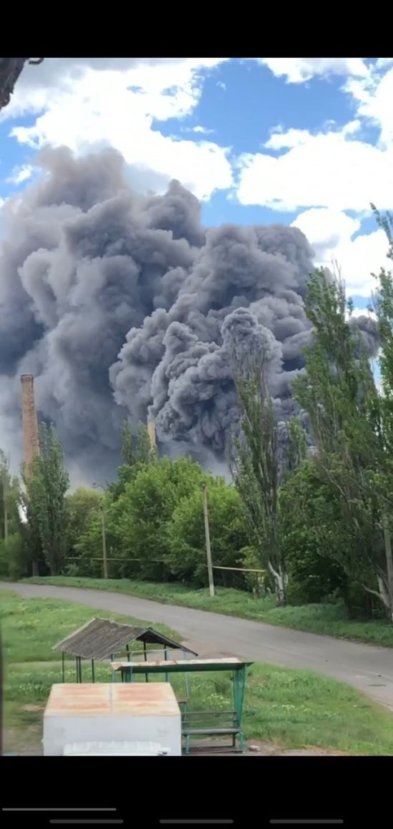 На Донеччині російська авіація поцілила у завод будматеріалів (фото, відео)