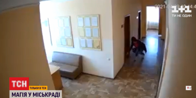 "Черная магия" в мэрии: в Ромнах женщина подсыпала "мертвую" землю под двери кабинетов своих коллег