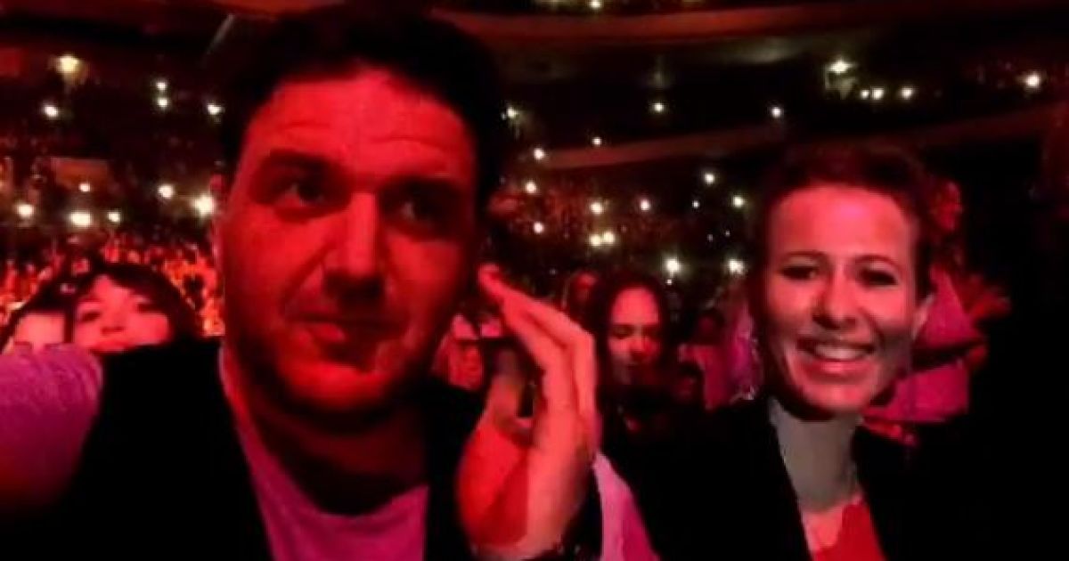 Собчак с мужем продемонстрировали романтические чувства на концерте Земфиры