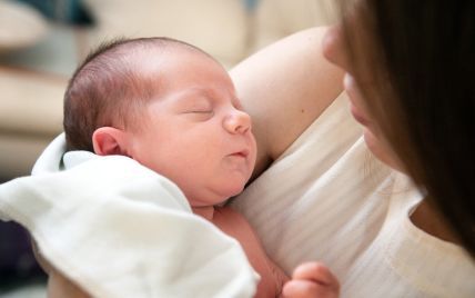 Чи можна матерям з коронавірусом годувати дітей грудьми: Комаровський розповів