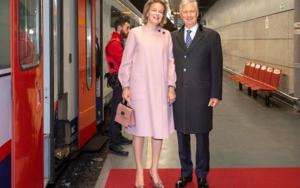 В питоновых туфлях на красной дорожке: королеву Матильду запечатлели на вокзале