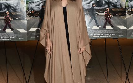 В пальто-балахоне и с ярким макияжем: светский выход Анджелины Джоли 