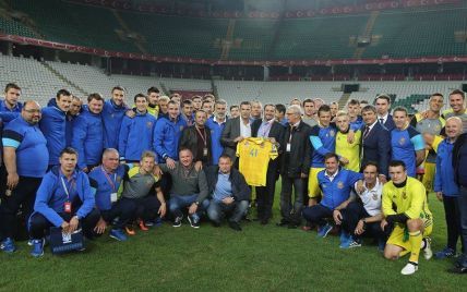 Игроки сборной Украины подарили Павелко памятную футболку с "праздничным" номером