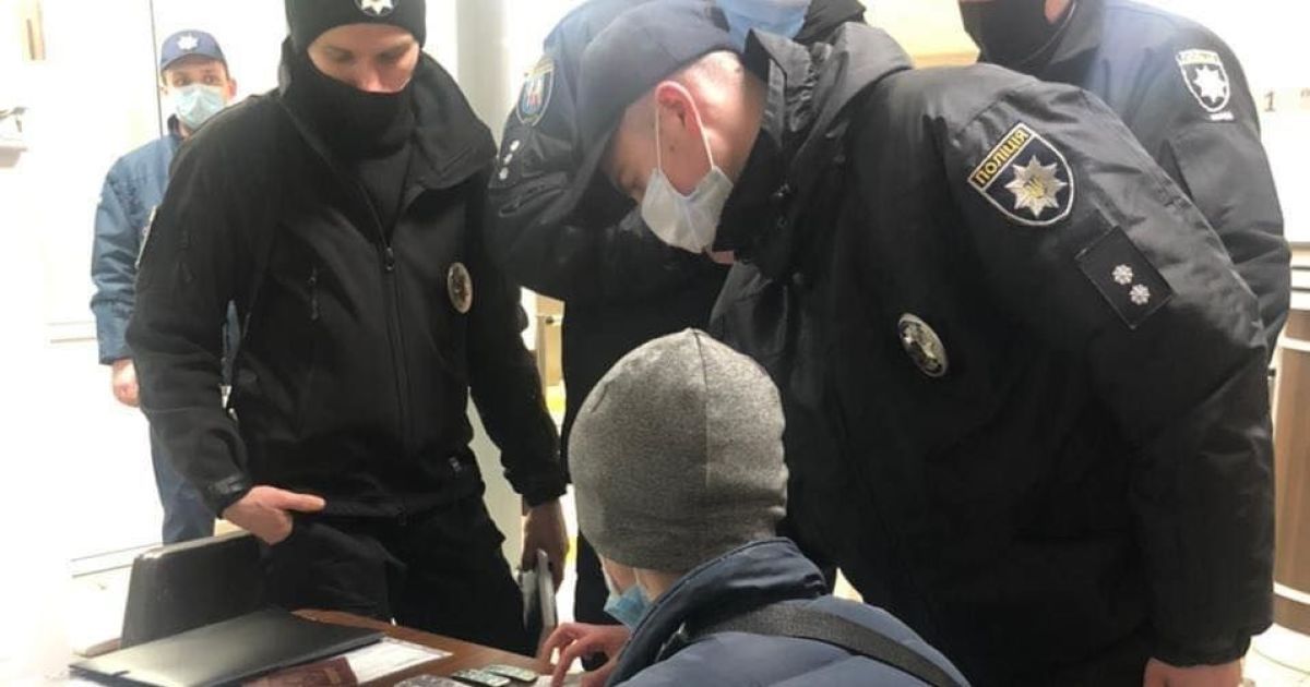 У Києві чоловік прийшов до суду з арсеналом заборонених препаратів