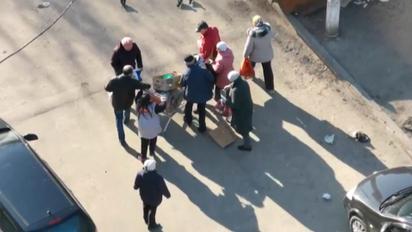 В РФ пенсионеры устроили потасовку за просроченную еду у помойки