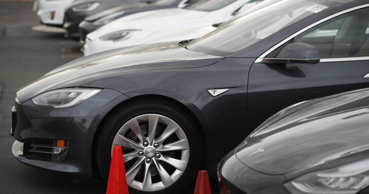 Tesla model s лось у мережі показали, як автопілот уник зіткнення з твариною відео