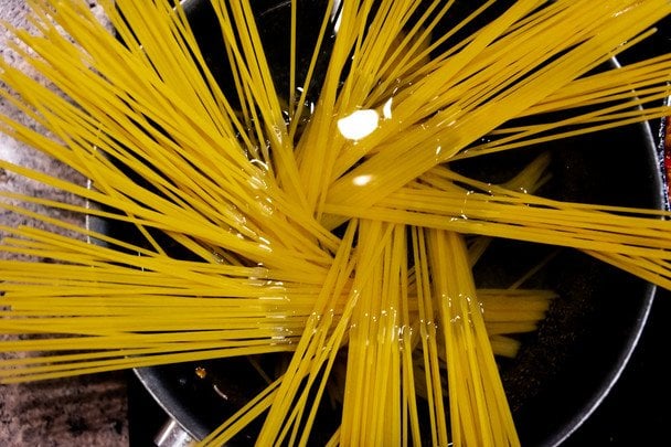 Додавати олію у воду для макаронів чи ні: думка професійних кухарів
