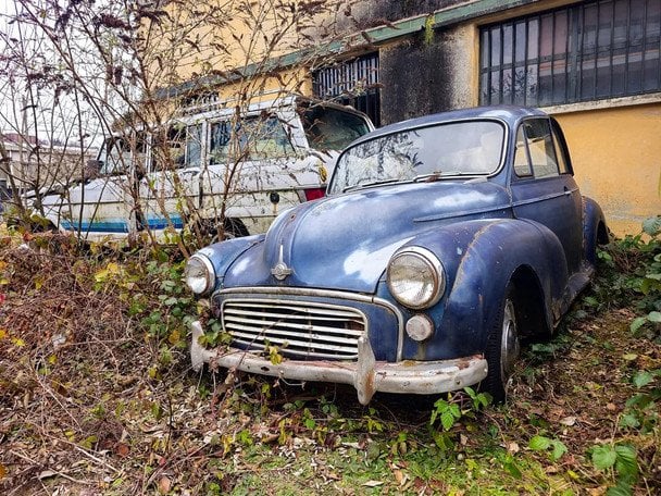 У Нідерландах натрапили на занедбану базу з реставрації класичних авто / © Reddit.com