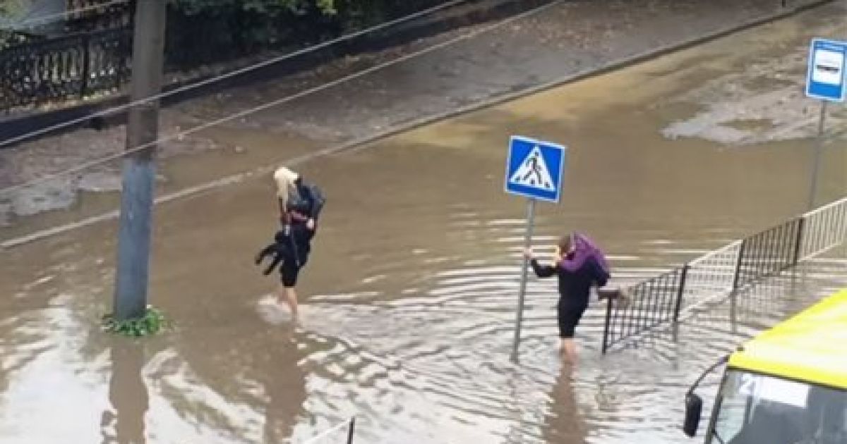 Полицейские решили перенести на руках пассажиров маршрутки.