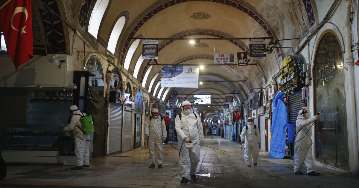 У Туреччині через коронавірус заборонили виходити на вулицю: куди звертатися українцям