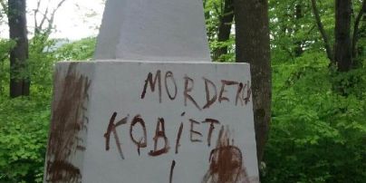В Польше украинский памятник обрисовали матами в адрес УПА и Бандеры