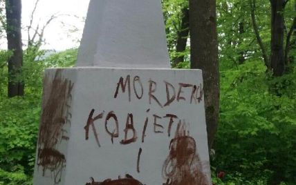 В Польше украинский памятник обрисовали матами в адрес УПА и Бандеры