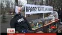 Отчет правительства в Раде. Митингующие принесли под стены парламента клетки с петухом и кроликом