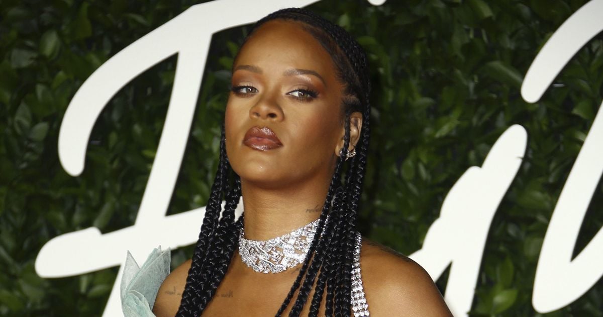 Ріанна у мереживному спідньому засвітила пишні груди