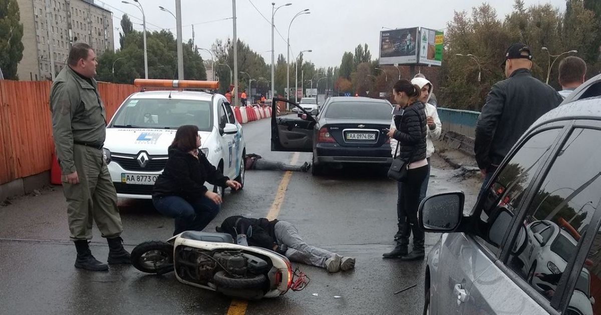 В Киеве на мосту легковушка протаранила мопед, водитель "двухколесного" погиб