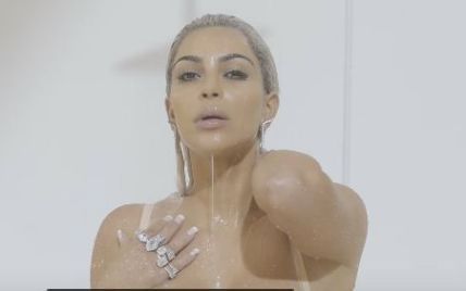 Обольстительная блондинка Ким Кардашян предстала в нижнем белье в секси-клипе Ферги