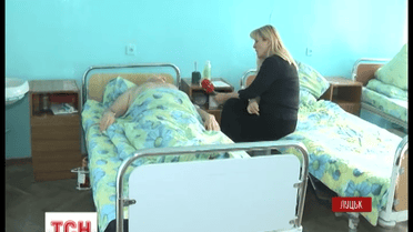 В Луцке средь бела дня мужчина нападал на прохожих с ножом