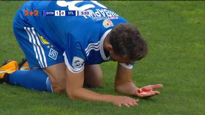 Новичок "Динамо" ценой травмы помешал игроку "Стали" нанести удар по воротам