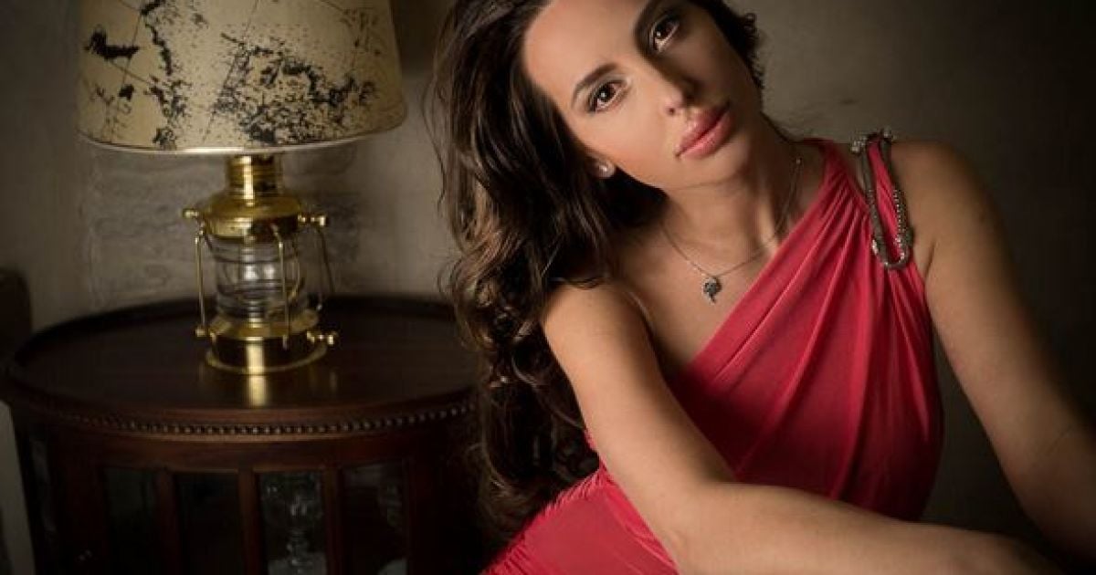 Мерило позирует перед камерами в эффектных образах