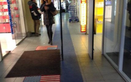 В Москве торговый центр "наказал" США ковриками в виде американских флагов