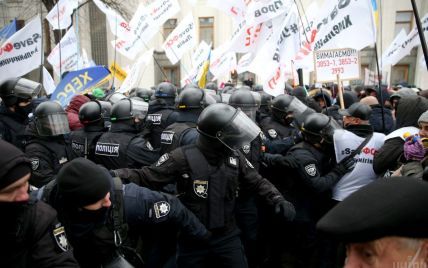 У Києві протестувальники штурмують Верховну Раду