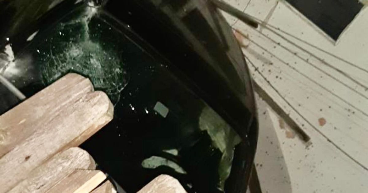 У Борисполі водій на Nissan Juke влетів в електроопору та зніс паркан приватного будинку