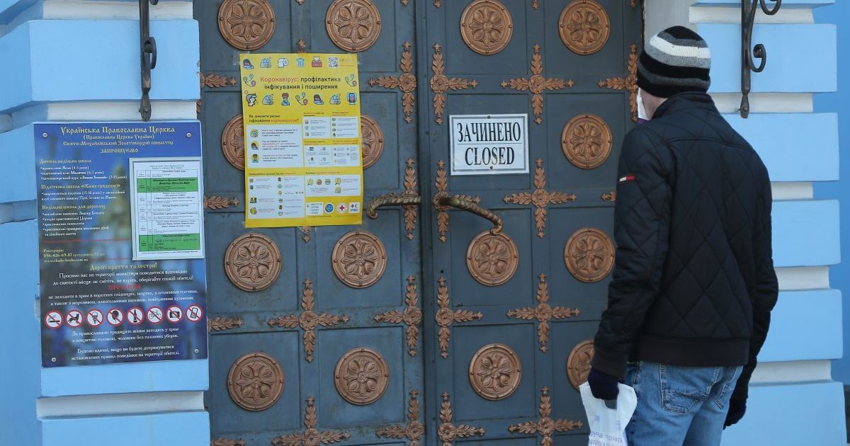 Собирались у храмов и слушали молебны из автомобилей: как украинские верующие отпраздновали Пасху и Вербное воскресенье