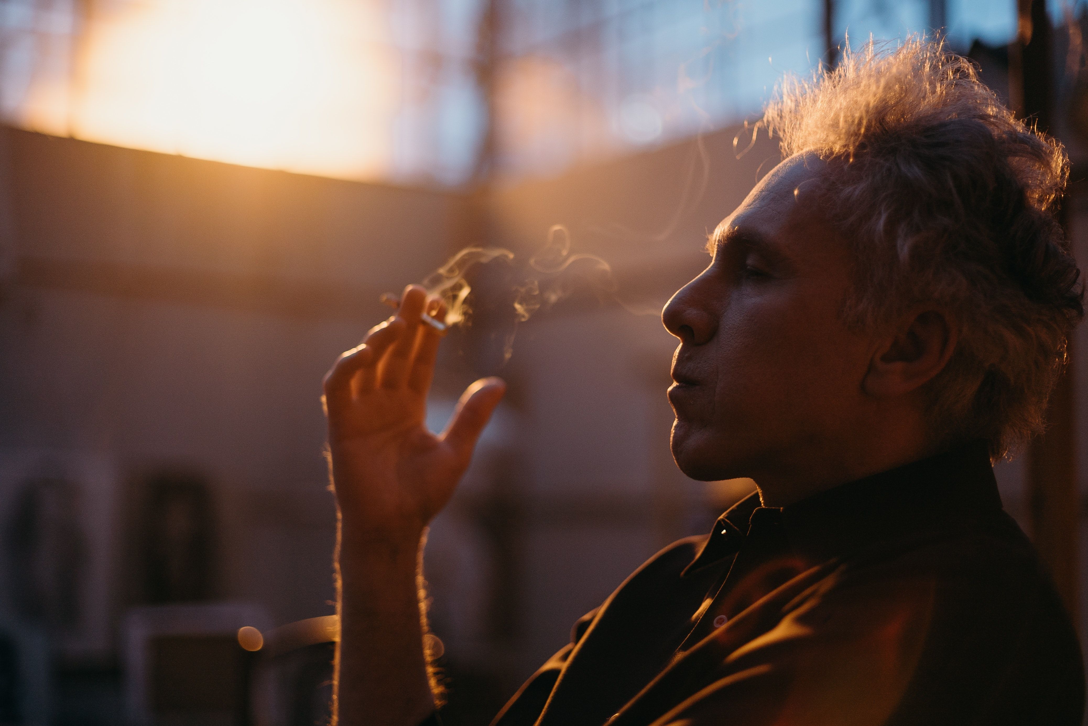 Як позбутися запаху сигарет на волоссі / © Pexels