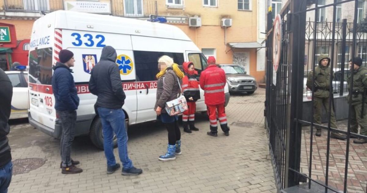 У поліції розповіли подробиці загадкової смерті чоловіка, якого знайшли мертвим біля ресторану у Києві